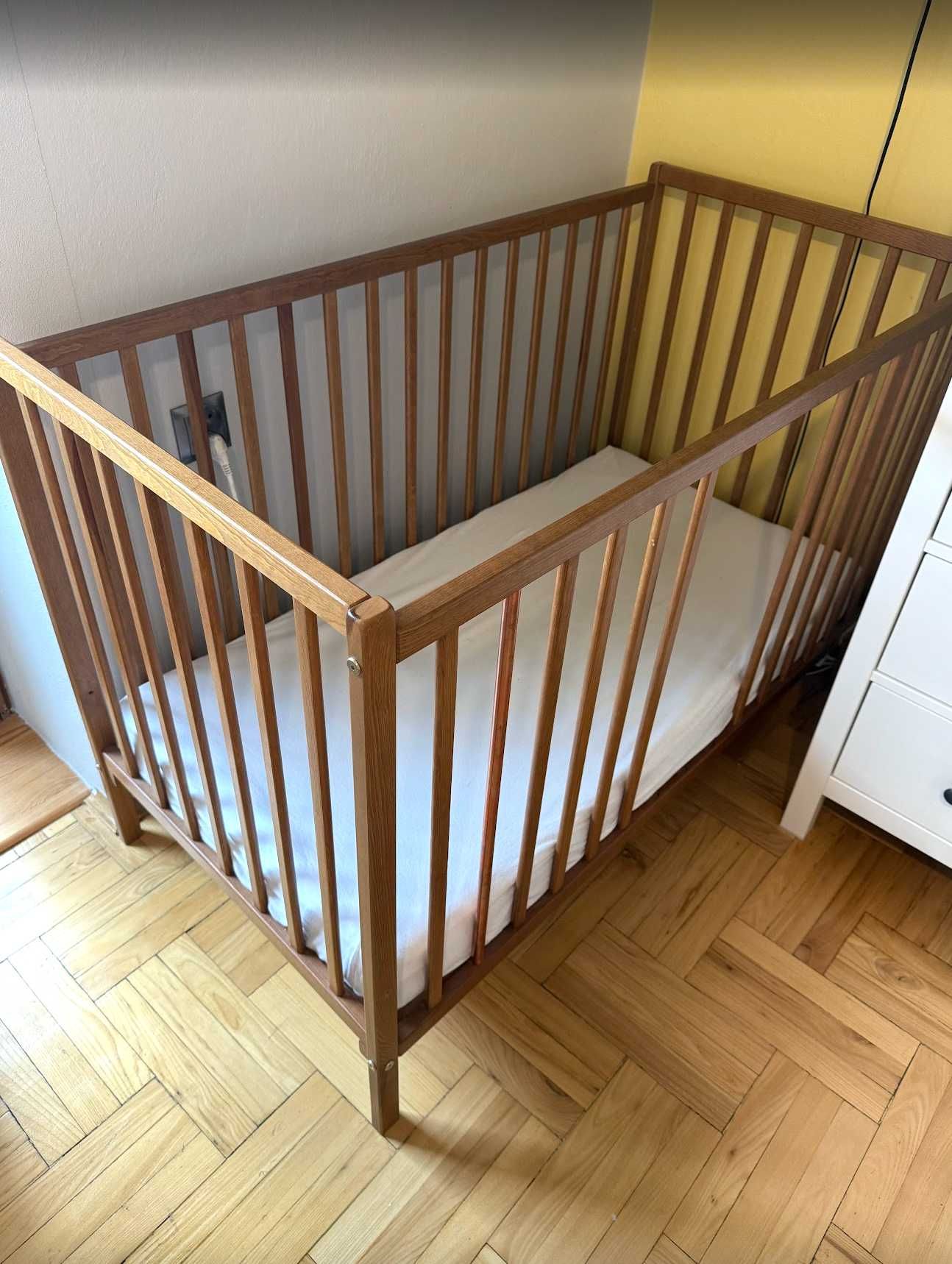 Zestaw niemowlęcy Woodies – łóżeczko, przewijak, materac, akcesoria