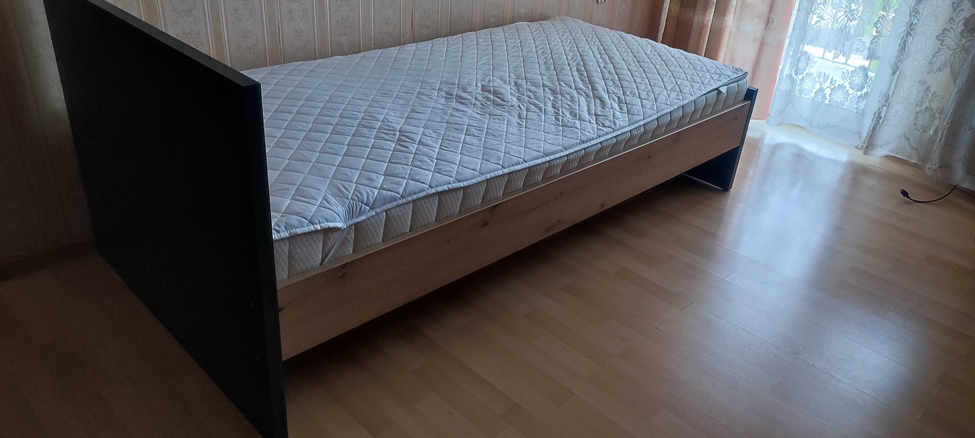 Łóżko z materacem i stelażem 90/200