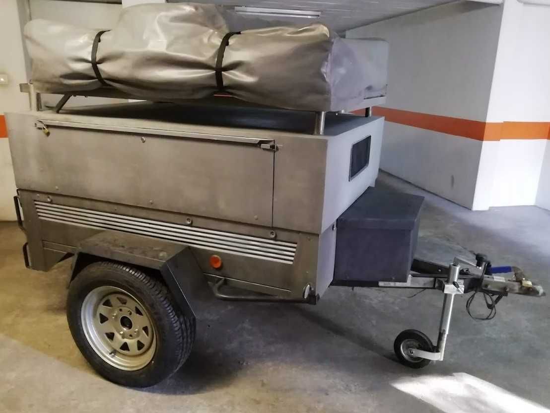 Atrelado com tenda