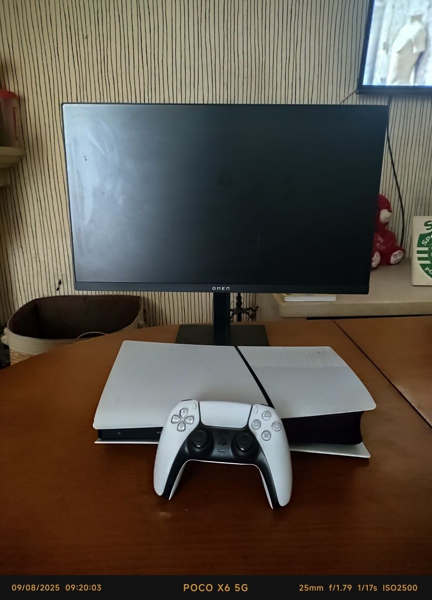 PlayStation 5 Slim ( 1 TB ) + 1 comando