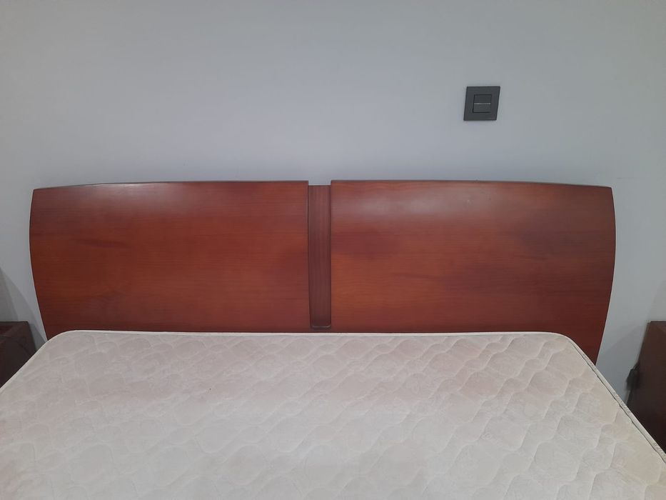 Cama de casal com oferta de estrado