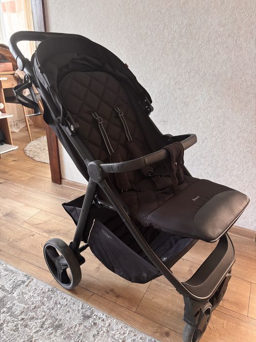 Прогулянкова коляска Carrello Bravo