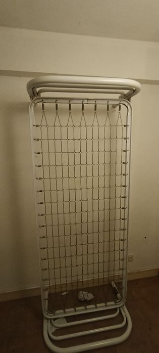 Cama de ferro com estrado incorporado e colchão