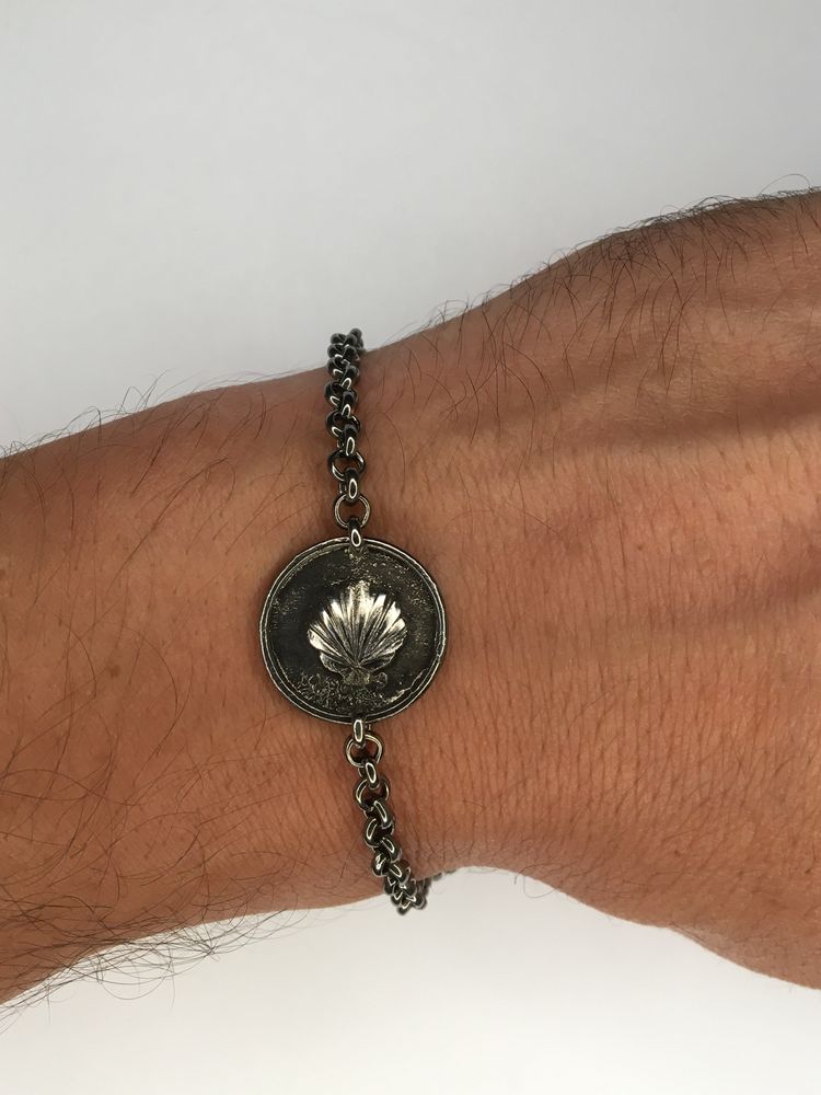 Pulseira com concha de Santiago em prata oxidada