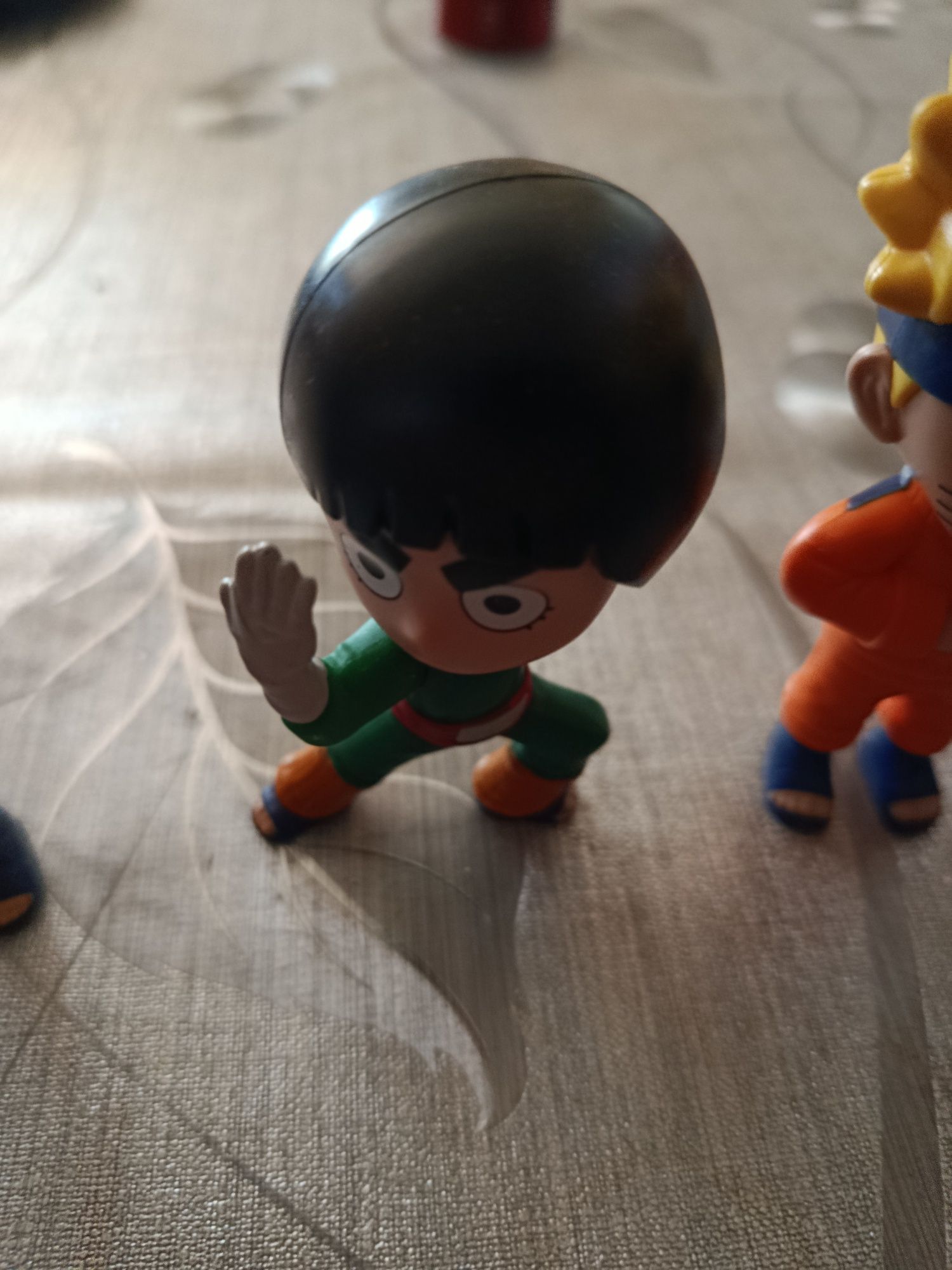 Vendo figuras do Naruto