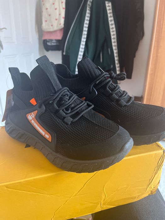 Tênis de corrida novo na caixa