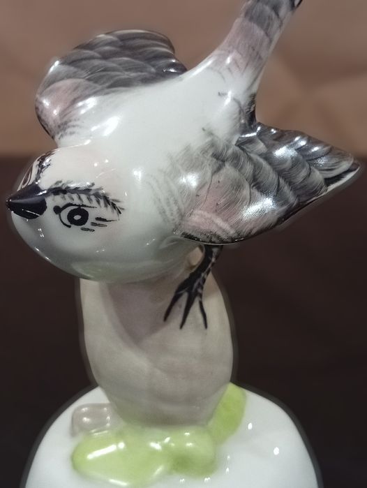 Винтажная фарфоровая статуэтка Птичка на шишке, Аквинкум, Венгрия, 60е