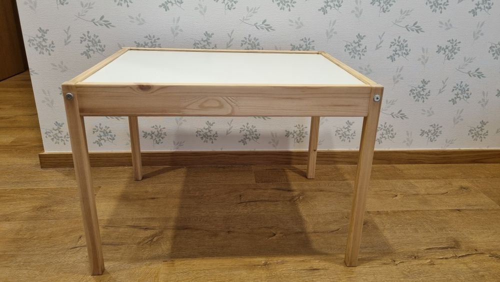 Mesa criança com cadeiras