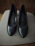 Czarne buty na obcasie