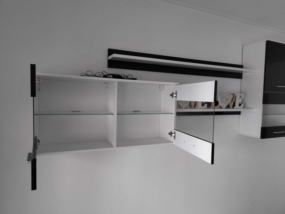 Mobiliário acabamento em Branco Mate e Laca Negra Brilhante