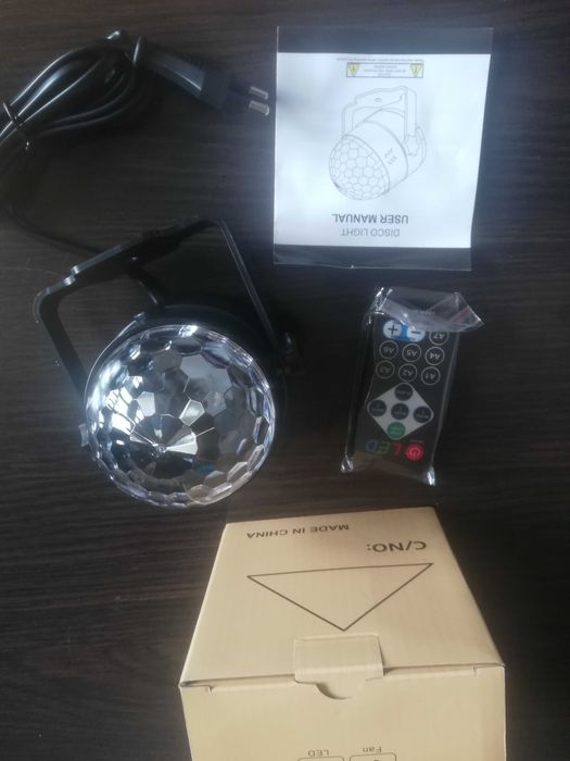 Światła disco 360 aktywowane pilotem na domowe imprezy SEBRUANC ZQ0400