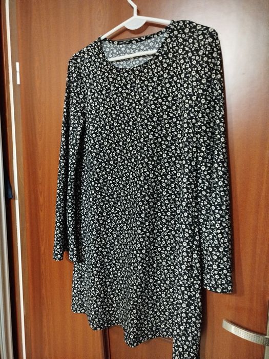 Czarno biała sukienka rozkloszowana w literę A w kwiatki S 36