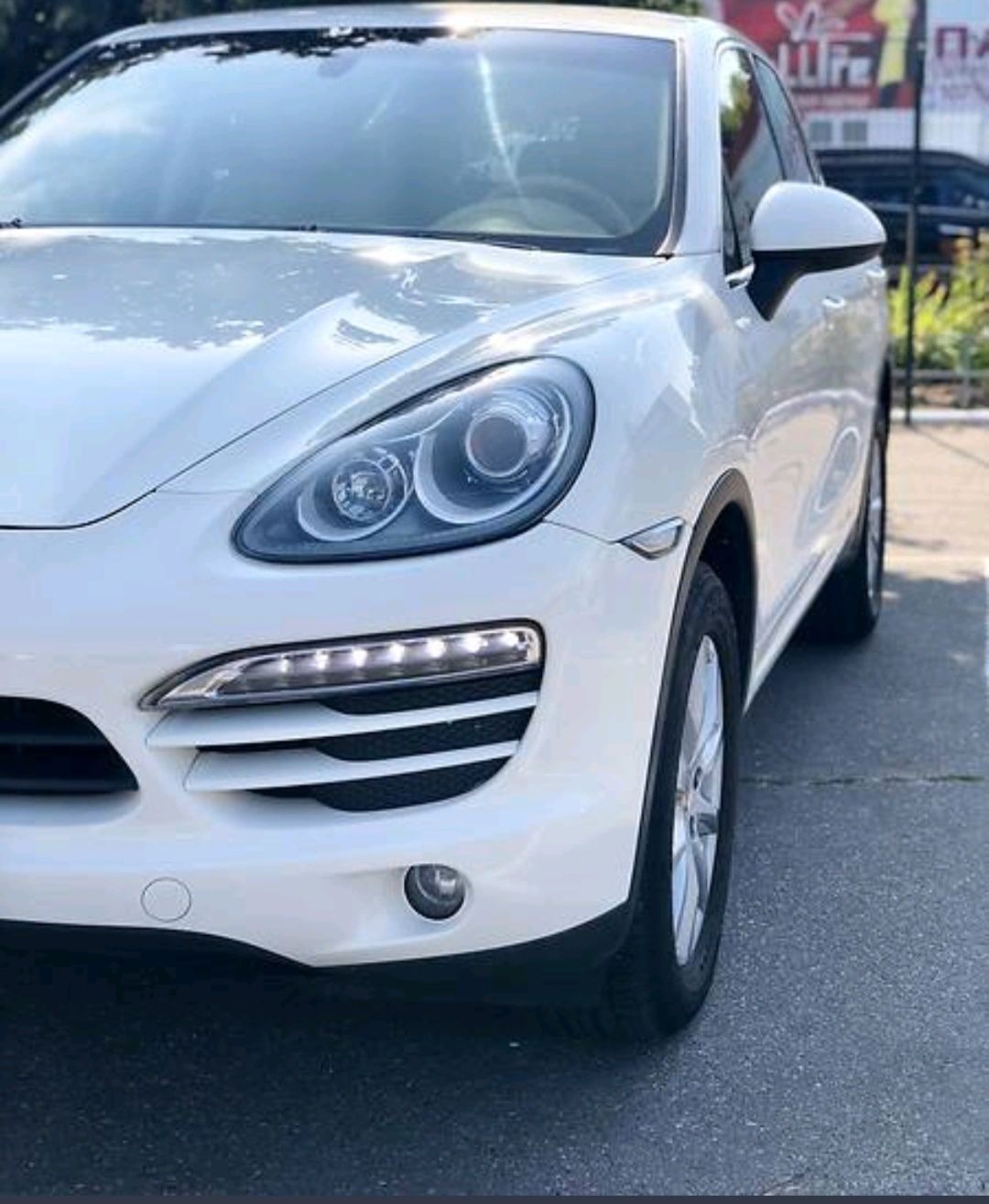 Porsche cayenne.