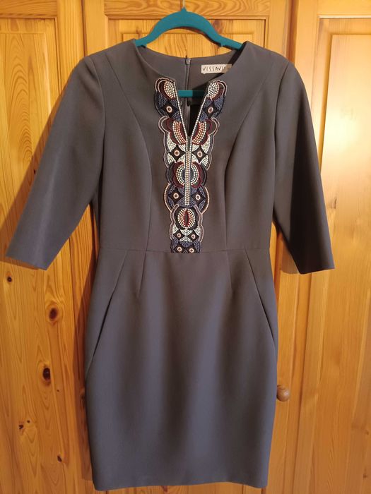 Sukienka z haftem
