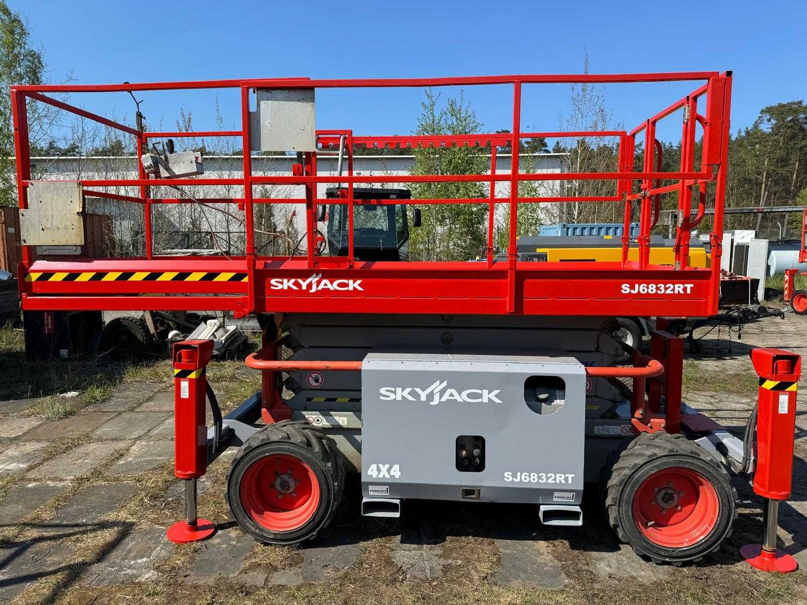 Podnośnik nożycowy Sky Jack SJ6832RT, 4x4, 2012, netto: 48.000 PLN.