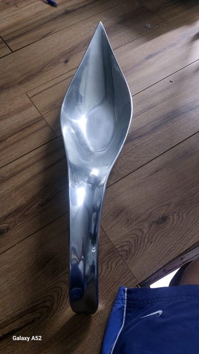 Peça  decorativa em forma de colher cor prateada