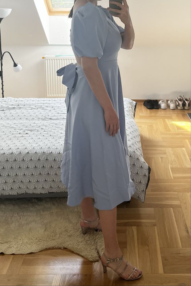 Jasnoniebieska sukienka midi
