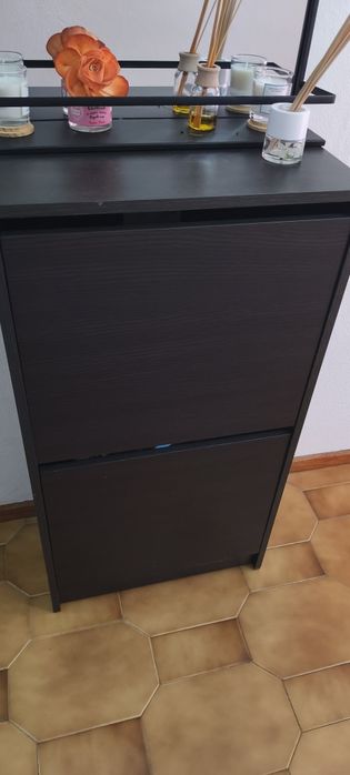 Vendo duas sapateiras usadas