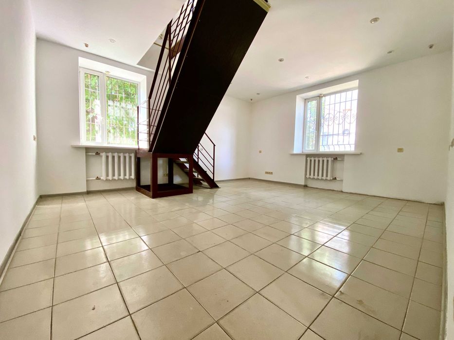 Комерційне дворівневе приміщення в центрі міста (вул. Перемоги).