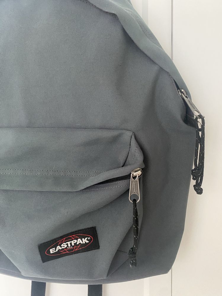 Mochila Eastpak Cinza Escura