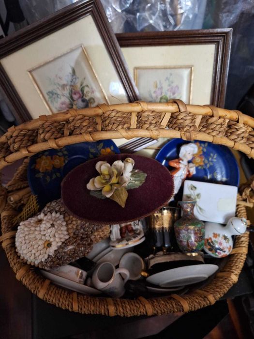 Cesto com peças decorativas / antiguidades variadas