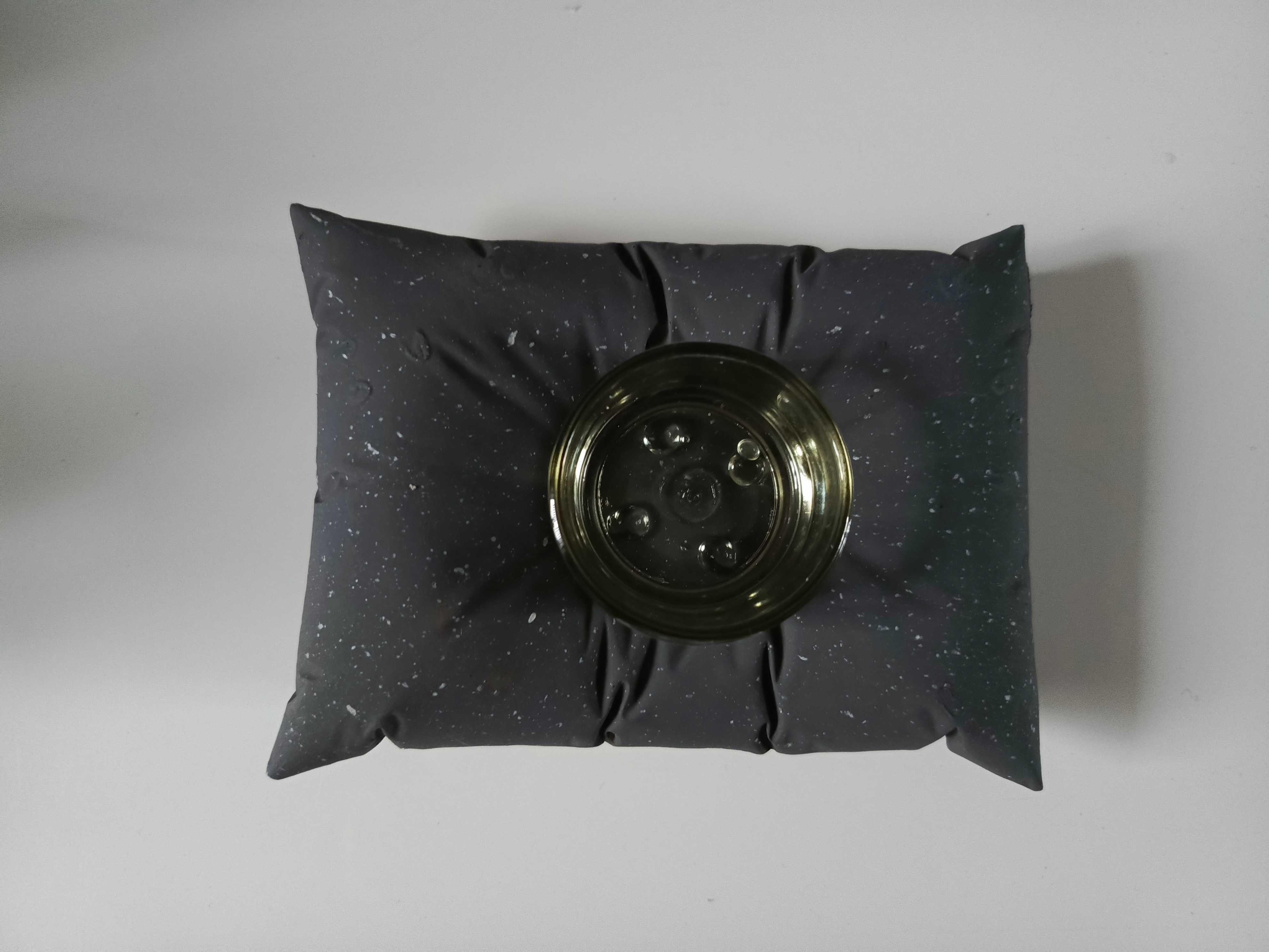 Świecznik na tealighty w kształcie poduszki.