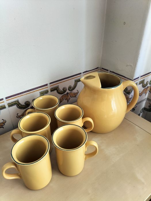 Conjunto de jarro e canecas