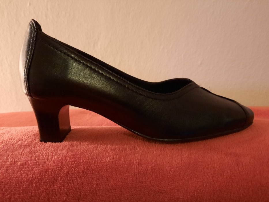 Sprzedam nowe skórzane buty damskie na niskim obcasie, rozm. 36