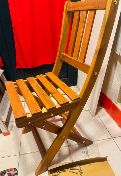 Vendo conjunto de três cadeiras de jantar dobráveis, novas