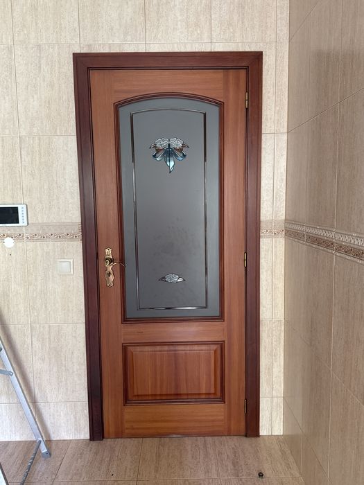 Porta interior com video decorativo