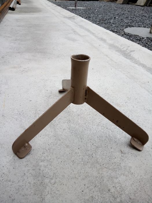 Продам Дві металеві триноги для ялинок