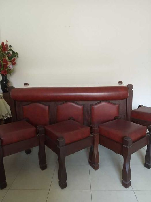 Bar de sala Vintage com bancos + Montra de Garrafas