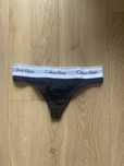 Majtki stringi jak Calvin Klein