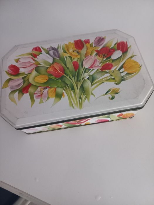 Caixa multifuncional  em metal muito  colorida.