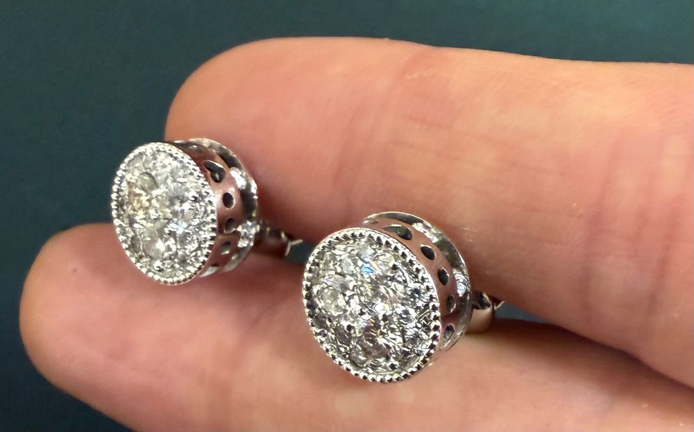 Розкішні сережки пусети біле золото та діаманти