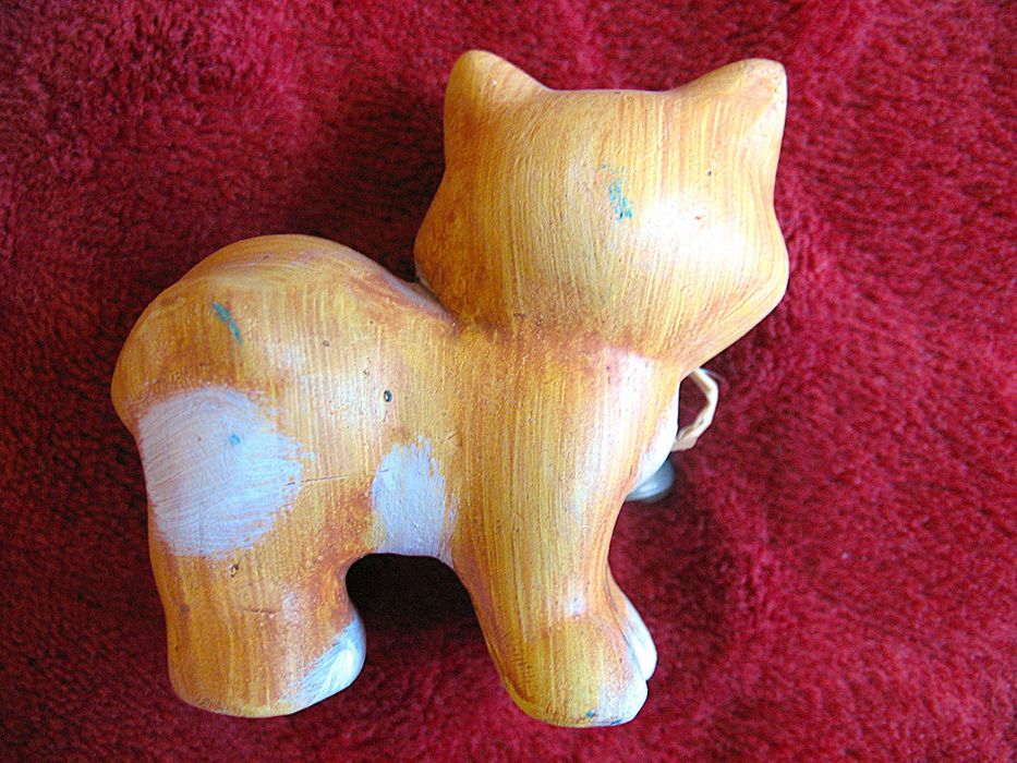 Kot - rudy z dzwoneczkiem - figurka ceramika - 6 x 7 x 3 cm
