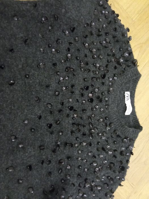 Szary sweter z czarnymi kamieniami
