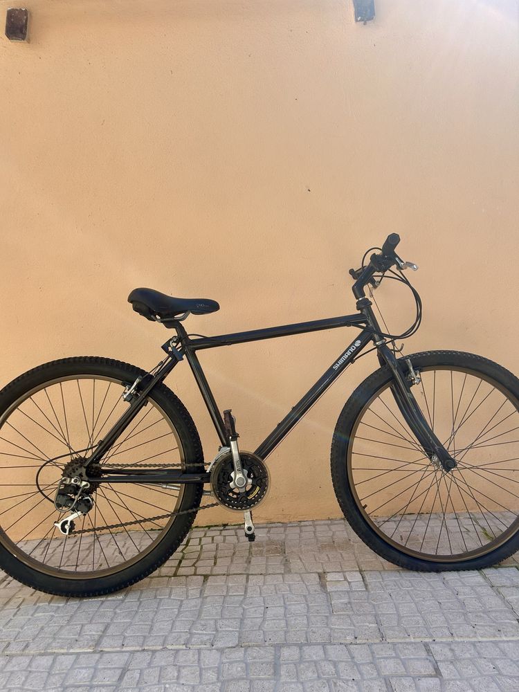 Bicileta preta semi-nova
