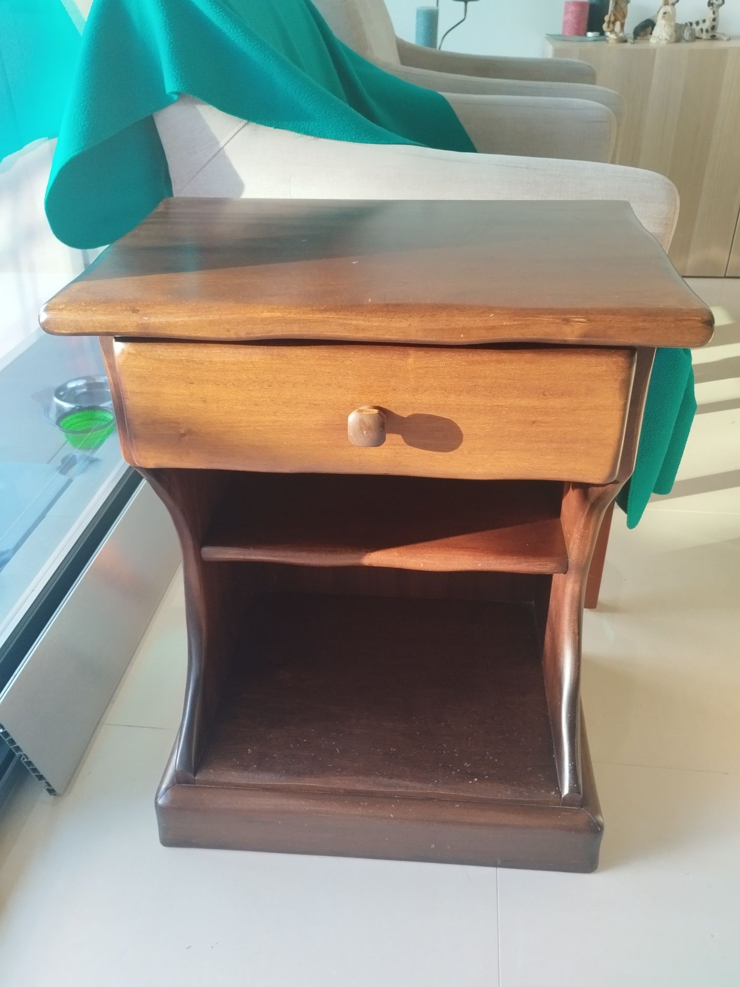 Mesa de apoio em madeira de castanho