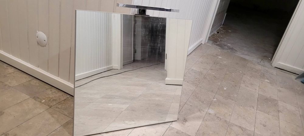 Mesa e cadeiras de cozinha, dois móveis casa de banho