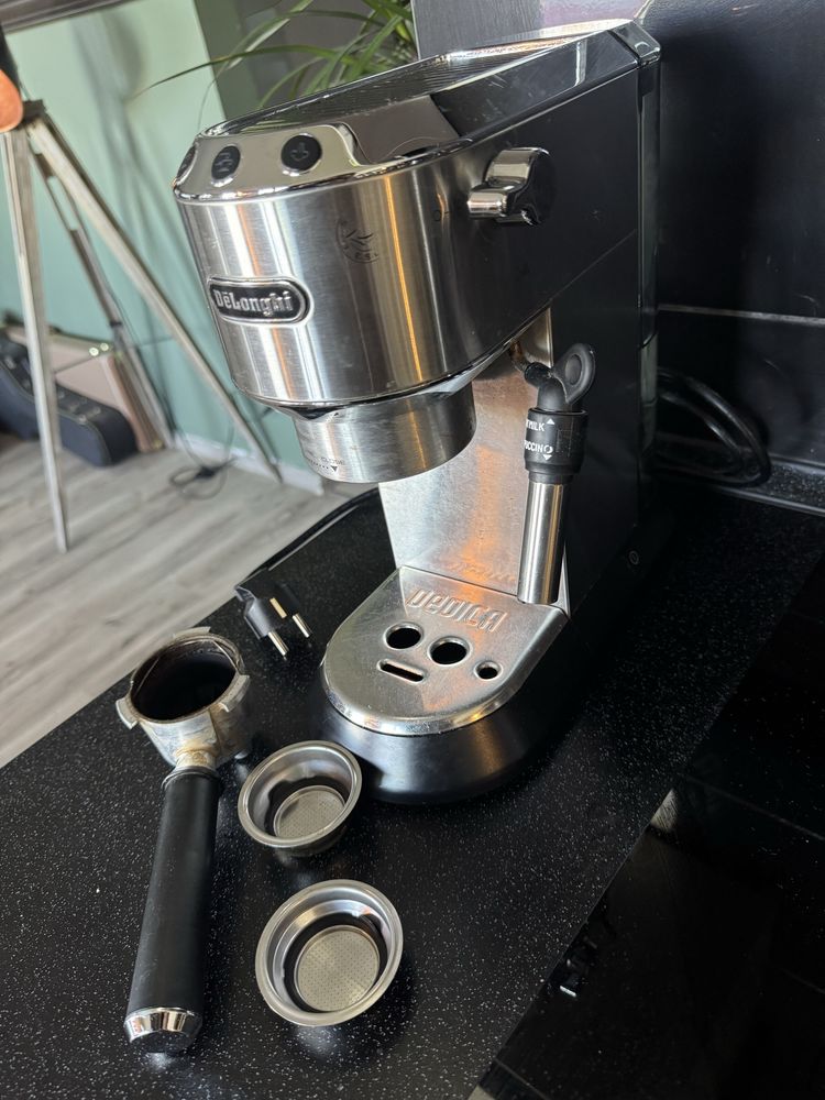 Ekspres do kawy cisnieniowy DeLonghi Dedica Style