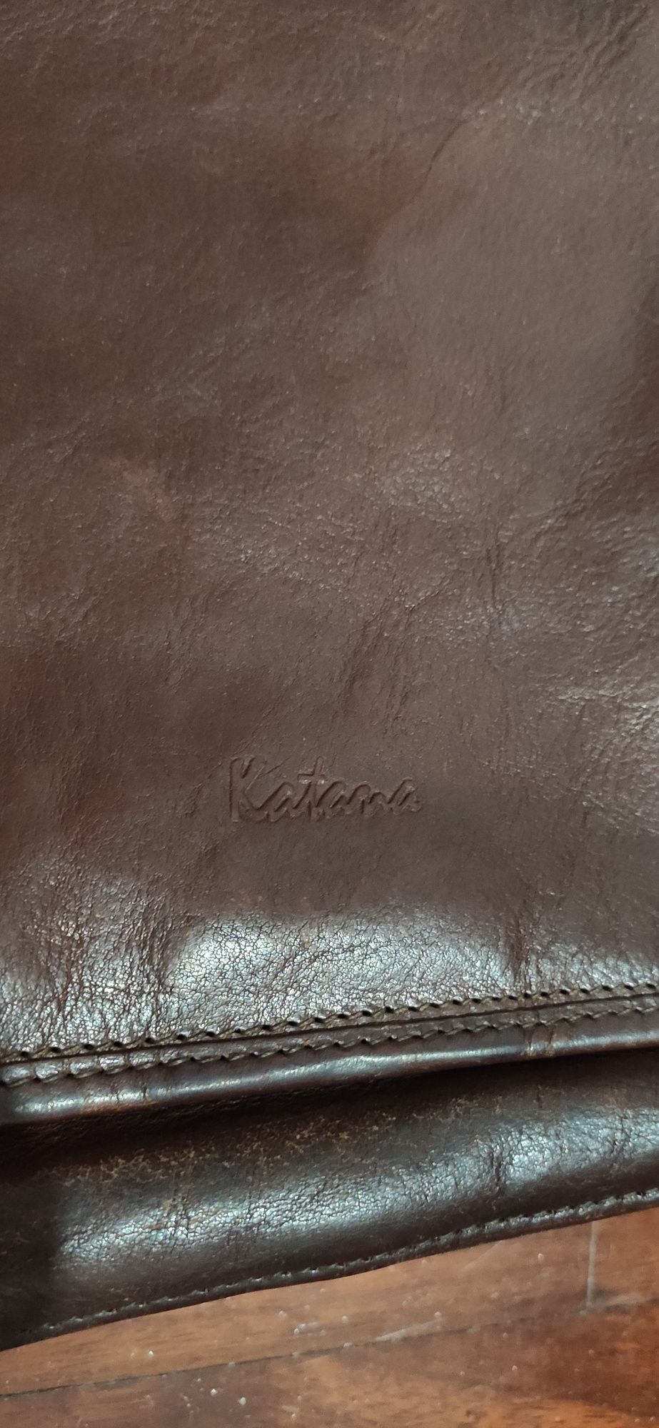 Mala de Pele | Katana Paris | Tira-cola mochila cor escura Dark Leathe