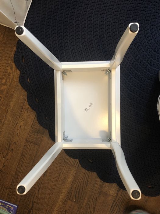 Biały taboret stołek Ikea Tinius