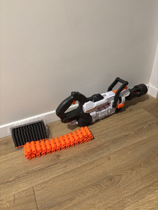 Pistolet nerf wyjety z pudełka