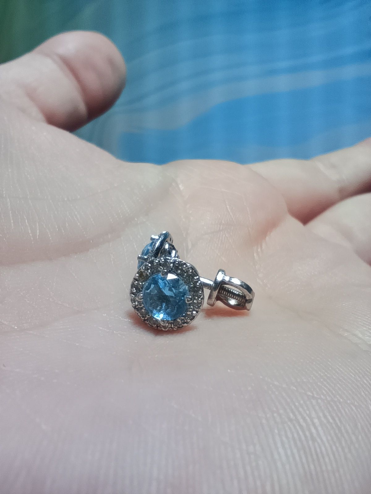 Срібні сережки з блакитним камінцем пусети на закутках.