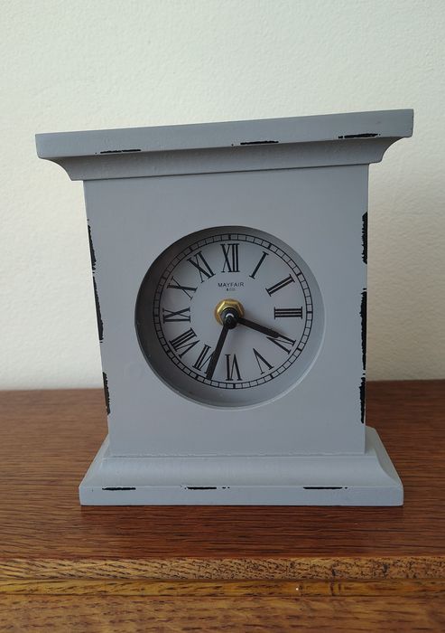 Zegarki  ozdobne stołowe kominkowe z drewna Mayfair & Co.