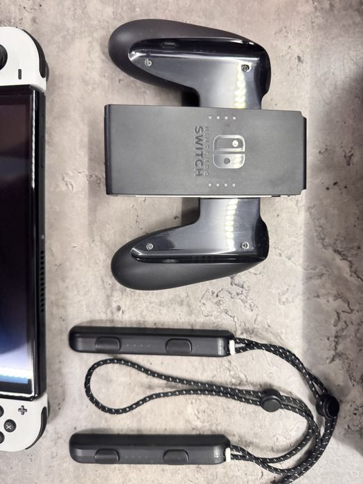 Nintendo Switch Oled Białe + przenośny kuferek.
