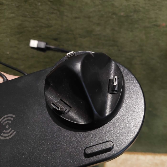 Настільна зарядна станція для телефону/навушників/бездротова зарядка