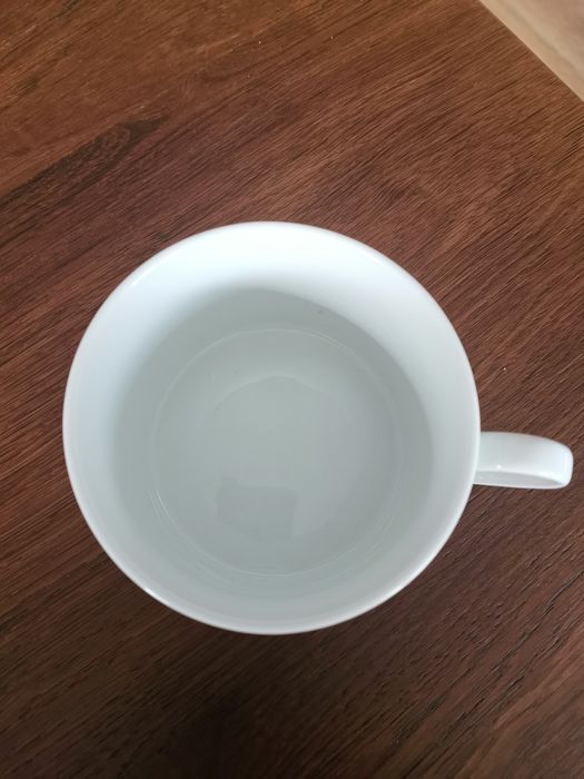 Filiżanki ze złotym zdobieniem