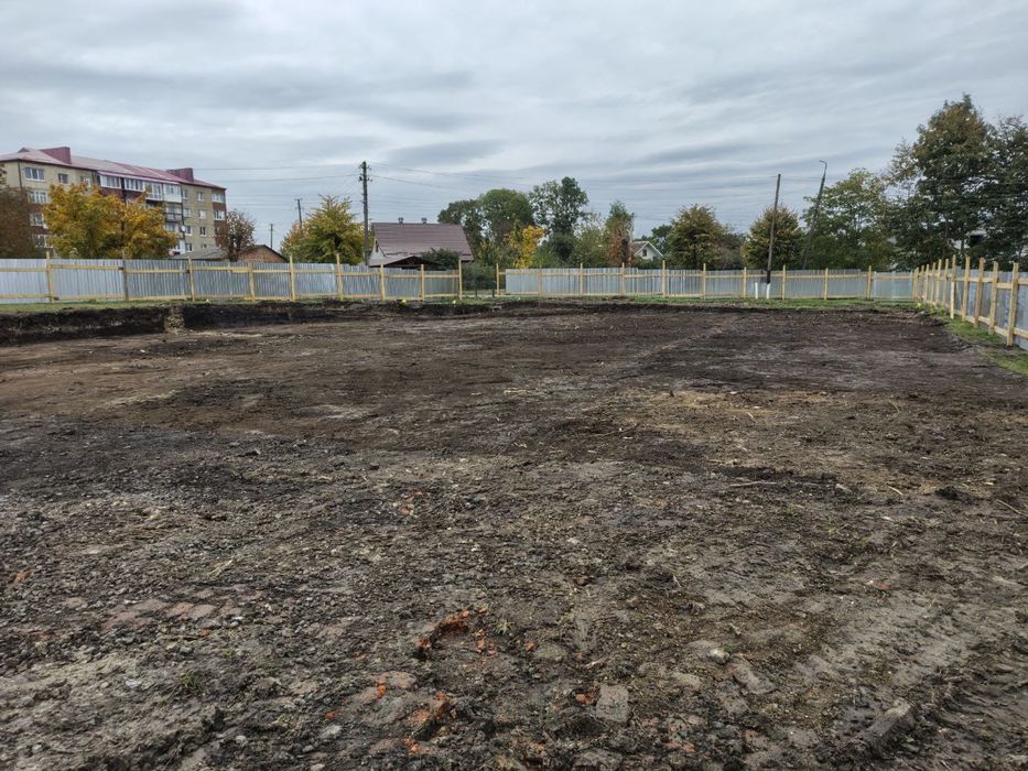 Копка котлованов, земляные работы, самосвалы, экскаватор